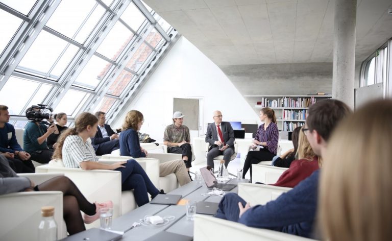 Hamburg’s First Mayor Peter Tschentscher in conversation with young journalists from the Axel Springer Academy who are reporting on press freedom for a month from a glass newsroom in Hamburg. Axel Springer SE